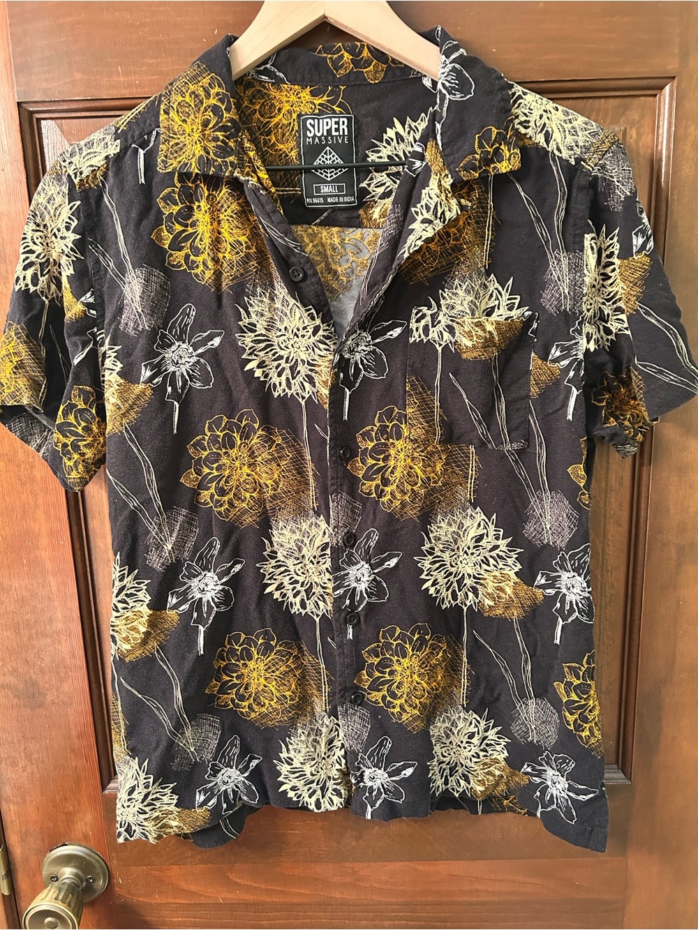 Super Massive Short-Sleeve Floral  Black with Yellow & White Print. Size S